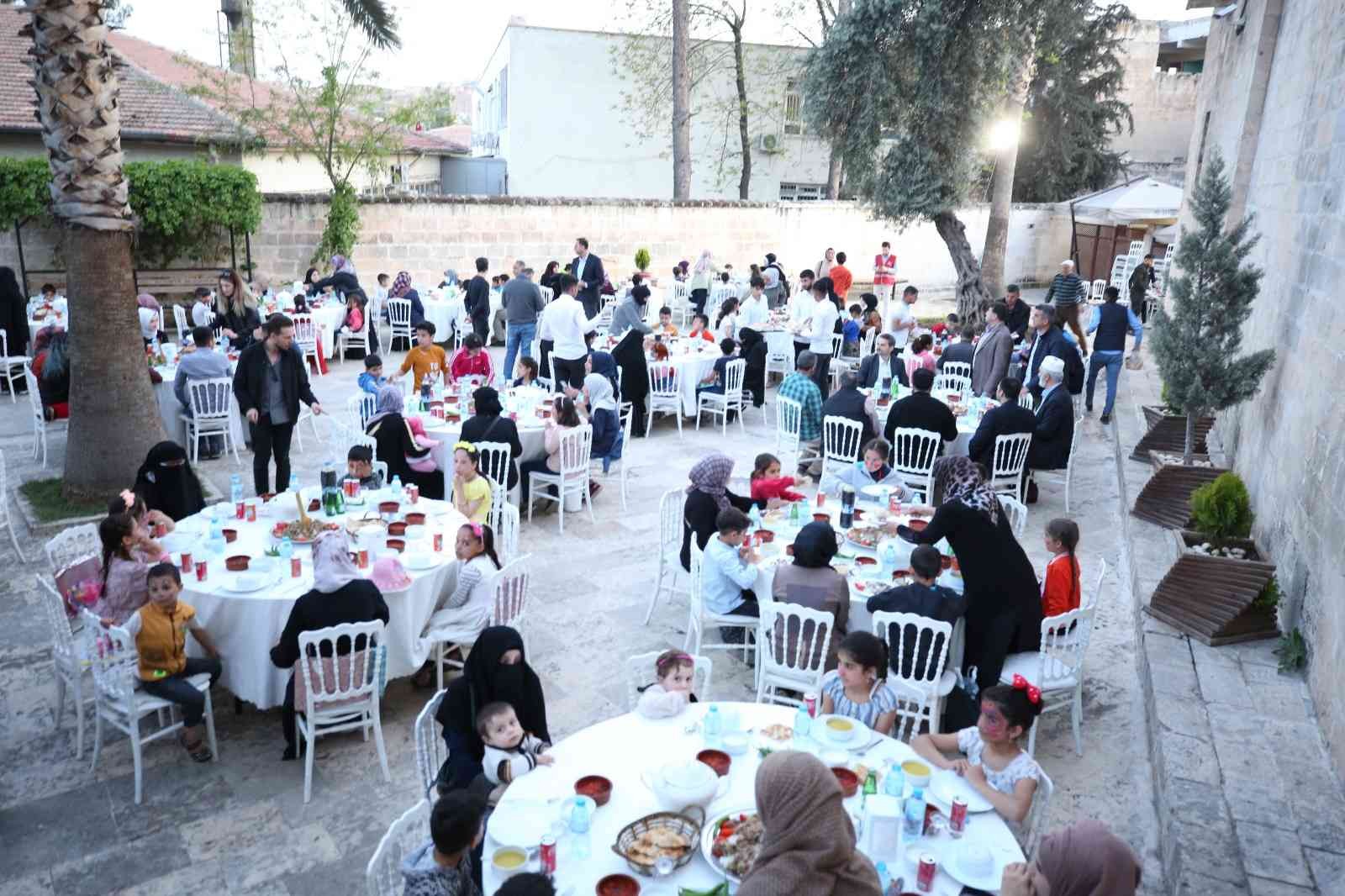Yetim ve öksüz çocuklar iftarda buluştu