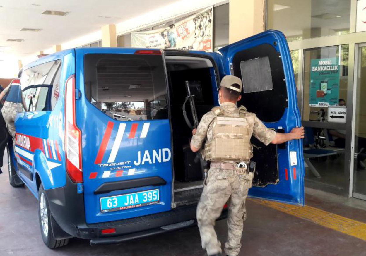 şanlıurfa'da FETÖ Üyesi Tutuklandı jandarma kelepçe tutuklama