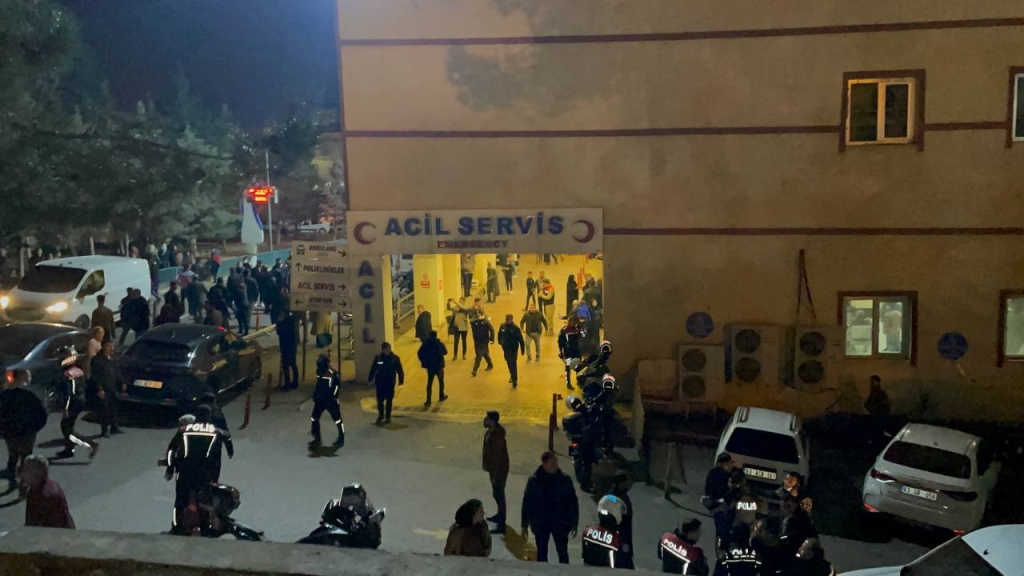 Şanlıurfa Eğitim ve Araştırma'da Silahlı Kavga! 2 AA 20230111 29967493 29967489 SANLIURFADA HASTANEDE KARSILASAN HUSUMETLI AILELERIN KAVGASINDA 4 KISI YARALANDI