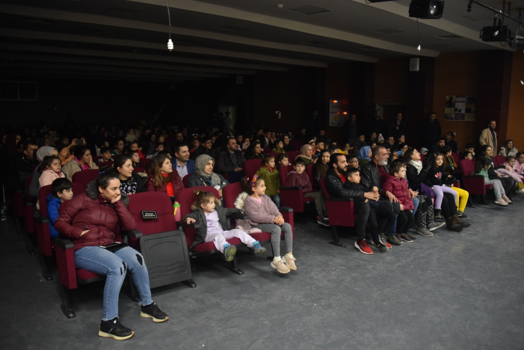 Siverekli Öğrencilerden Arkadaşları İçin Örnek Davranış! 2 AA 20230118 30018204 30018203 SANLIURFADA OGRENCILER IHTIYAC SAHIBI ARKADASLARI ICIN SAHNE ALDI