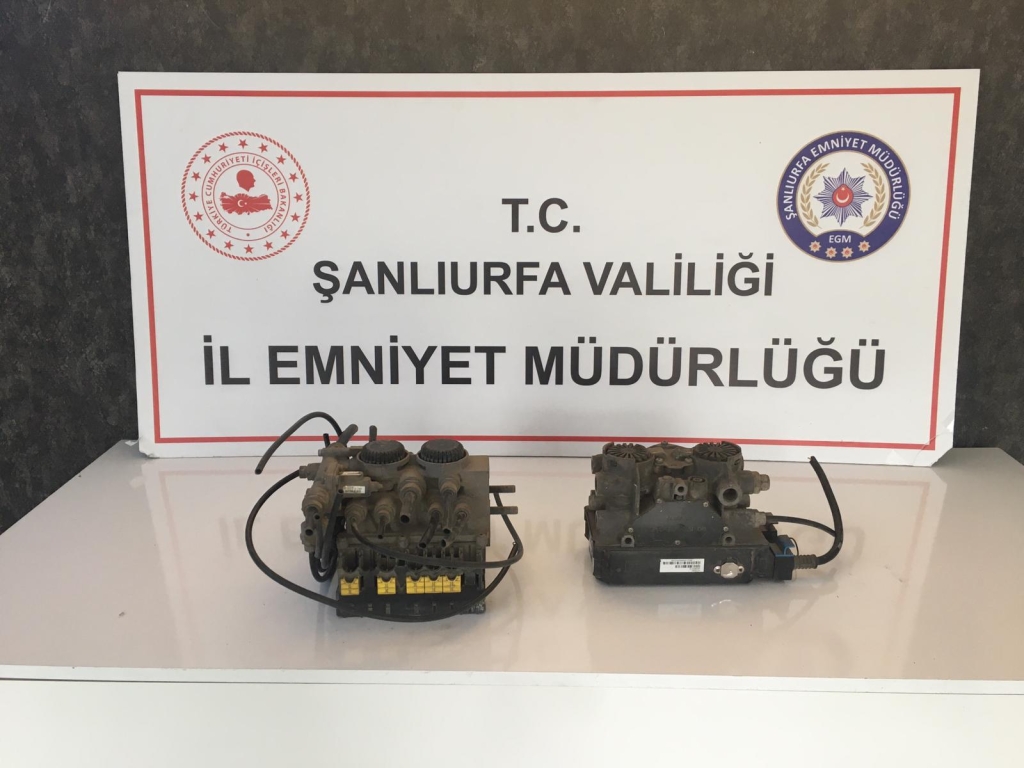 Şanlıurfa'da Araç Parça Hırsızı 3 Zanlı Tutuklandı! 2 AA 20230130 30127387 30127386 SANLIURFADA ARACLARDAN DORSE BEYNI CALAN 3 ZANLI TUTUKLANDI