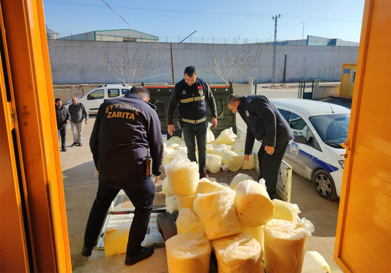 Şanlıurfa'da Küflenmiş Tereyağını Vatandaşlara Yedireceklerdi! 2 eyyübiye küflenmiş tereyağı