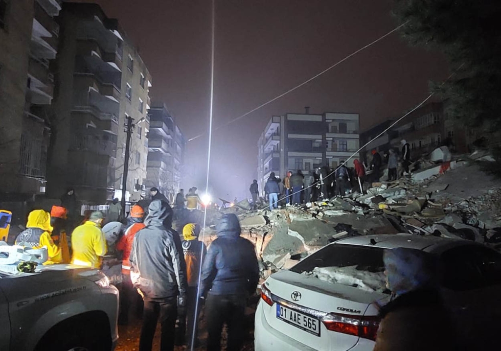 Güneydoğu'da Son Yılların En Büyük Depremi Oldu! 2 haliliye 240 sokak bina deprem