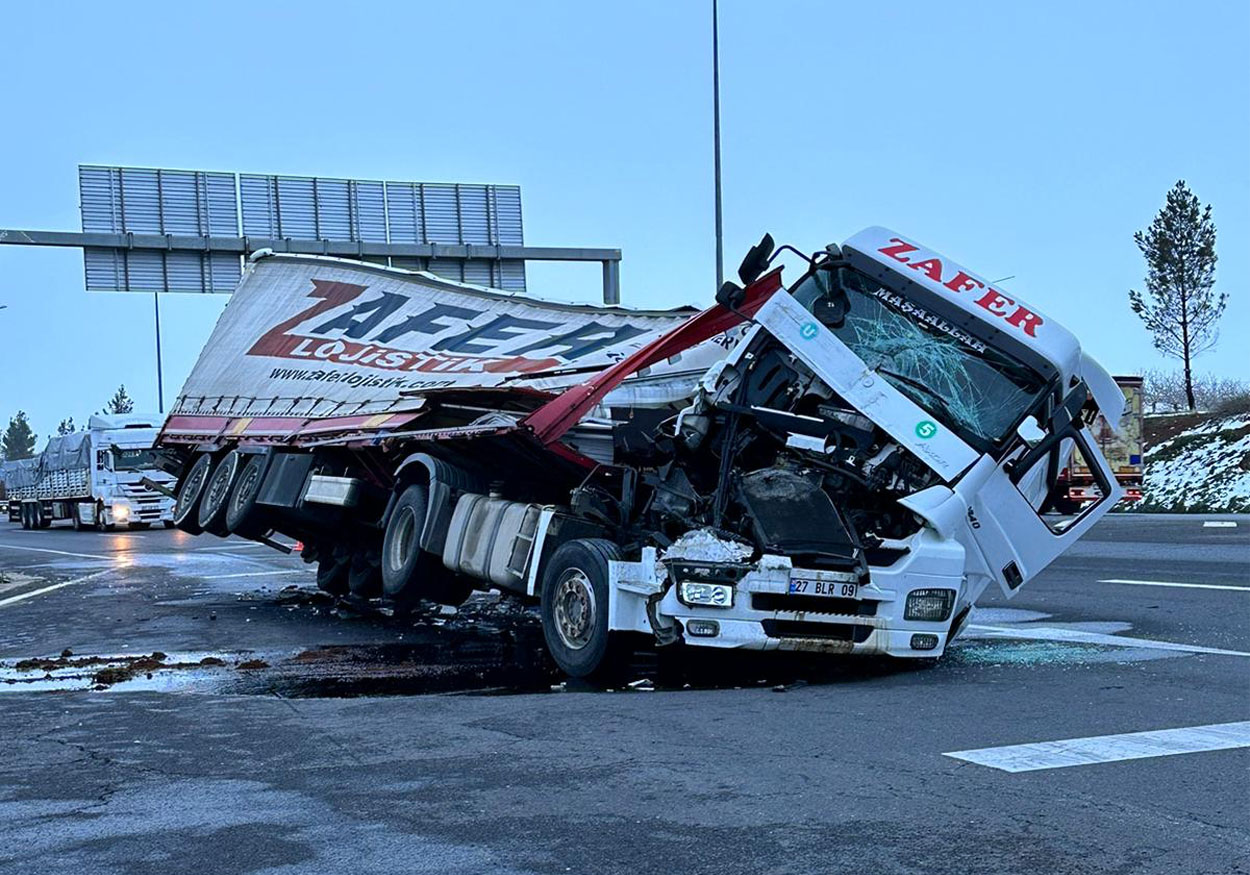 Şanlıurfa Otobanında TIR'lar Çarpıştı: Faciadan Dönüldü! 3 şanlıurfa gaziantep yolu tır kazası