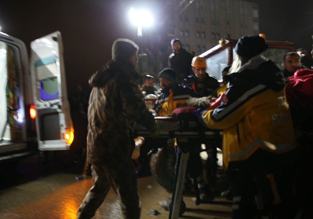 Şanlıurfa'da Binanın Enkazından 22 Saat Sonra Gelen Mucize! 2 sanliurfav deprem kirtarma ani 2