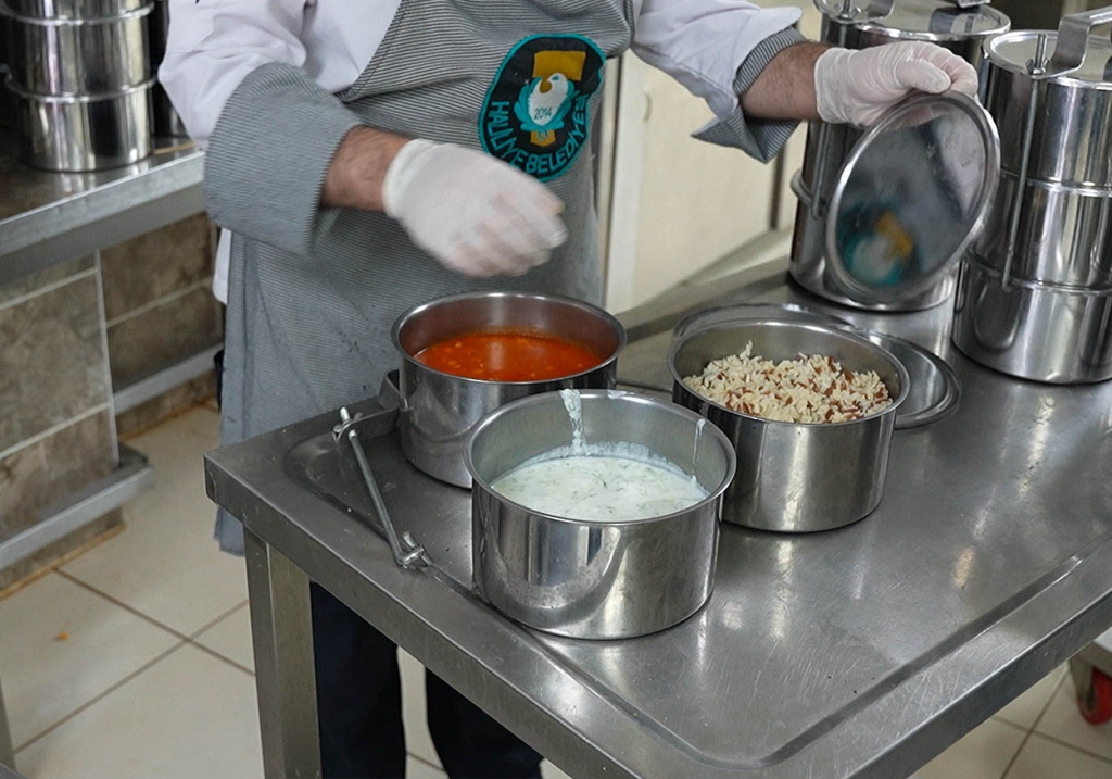 Haliliye'de Binlerce Aileye Sıcak Yemek Ulaştırılıyor! 4 haliliye asevi 5