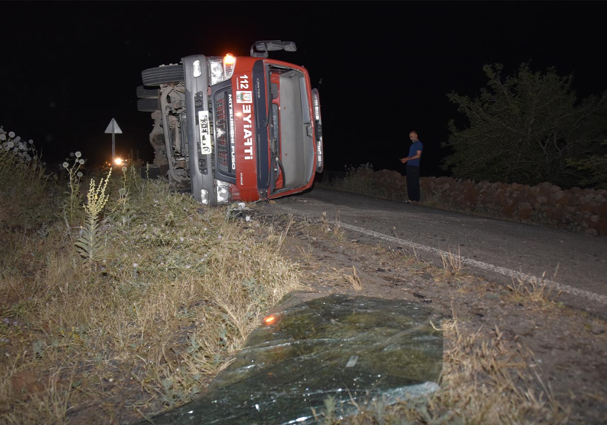 Şanlıurfa'da Yangına Müdahaleye Giden İtfaiye Aracı Devrildi! 2 şanlıurfa itfaiye devrildi