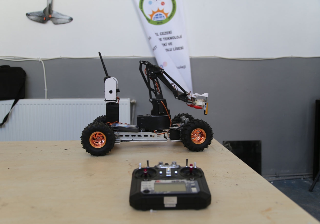 Şanlıurfa'da Lise Öğrencileri Uzaktan Kontrollü Bomba İmha Robotu Üretti! 2 1 21